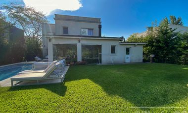 Casa en venta en Fincas de Hudson de 5 ambientes Hudson  Berazategui