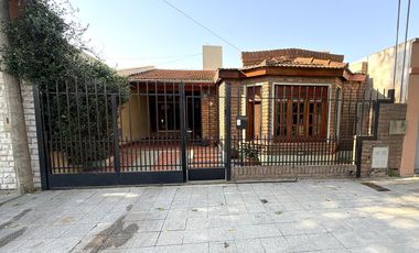 ESPACIO, CONFORT Y UBICACIÓN PRIVILEGIADA – CASA DE 3 DORMITORIOS EN VENTA EN VENADO TUERTO.
