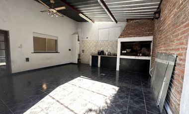 Casa apta 2 familias a pasos Avenida Calchaqui