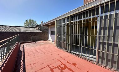 Casa apta 2 familias a pasos Avenida Calchaqui
