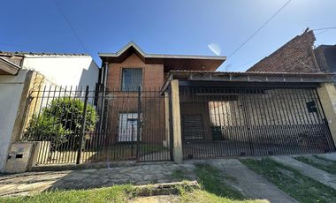 Casa apta 2 familias a pasos Avenida Calchaqui