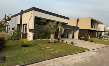 EXCELENTE PROPIEDAD EN VENTA 5 AMB  -  EN LAGOS DE CANNING.