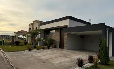EXCELENTE PROPIEDAD EN VENTA 5 AMB  -  EN LAGOS DE CANNING.