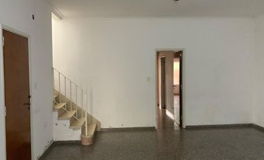 Casa en venta - 3 Dormitorios 2 Baños - 240Mts2 - La Plata