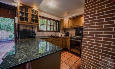 Casa de 7 ambientes en Venta, Caseros, Partido de Tres de Febrero, provincia de Buenos Aires.