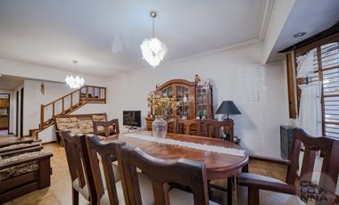 Casa de 7 ambientes en Venta, Caseros, Partido de Tres de Febrero, provincia de Buenos Aires.