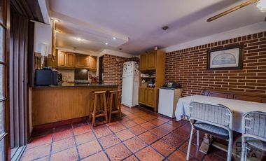 Casa de 7 ambientes en Venta, Caseros, Partido de Tres de Febrero, provincia de Buenos Aires.