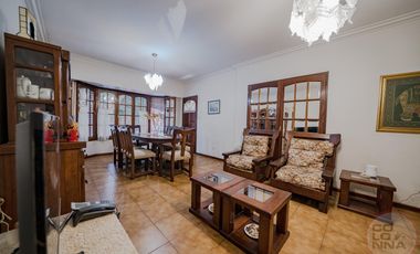Casa de 7 ambientes en Venta, Caseros, Partido de Tres de Febrero, provincia de Buenos Aires.
