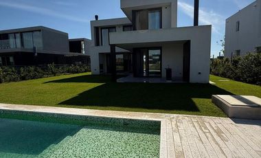 Casa en  alquiler 4 dormitorios al lago