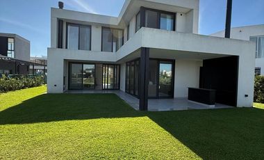 Casa en  alquiler 4 dormitorios al lago
