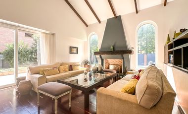Casa en venta 4 dormitorios Las Lomas de San Isidro con Quincho, Pileta y Cocheras