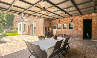 Casa en venta 4 dormitorios Las Lomas de San Isidro con Quincho, Pileta y Cocheras