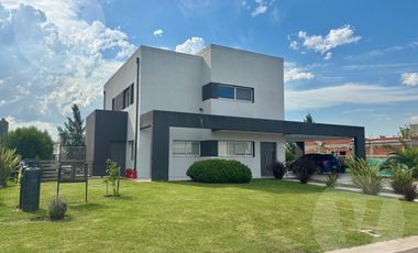 Casa en venta - Barrio La Alameda, Canning