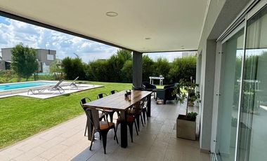 Casa en venta - Barrio La Alameda, Canning
