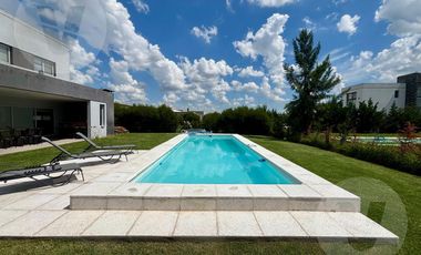 Casa en venta - Barrio La Alameda, Canning