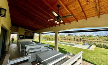 Casa a la laguna 4 dormitorios en Puertos Escobar