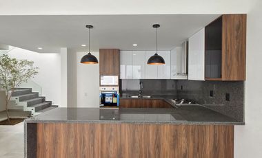 CASA EN VENTA 2 PLANTAS, 3 RECÁMARAS, 3 BAÑOS, ESTUDIO