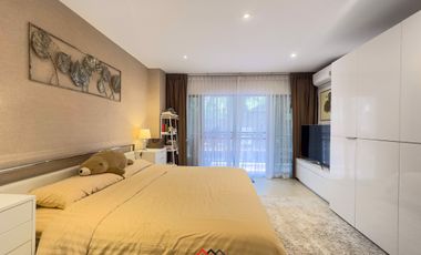 Beautiful renovated low-rise condo. Direct lap pool and private rare entrance @Wong Amart area.