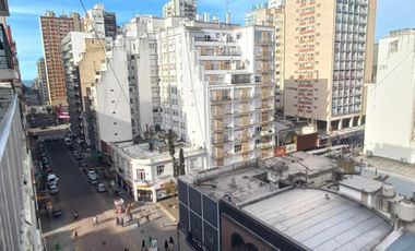 2 ambientes con balcón a la calle en el Centro
