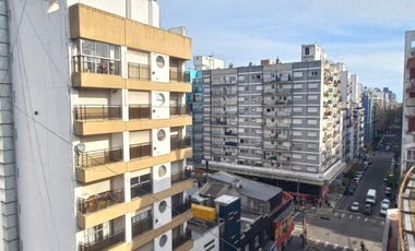 2 ambientes con balcón a la calle en el Centro