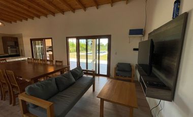 Venta casa con pileta Club de Campo La Colonia