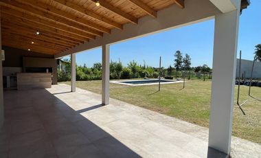 Venta casa con pileta Club de Campo La Colonia