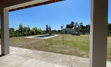 Venta casa con pileta Club de Campo La Colonia