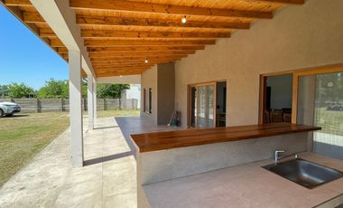 Venta casa con pileta Club de Campo La Colonia
