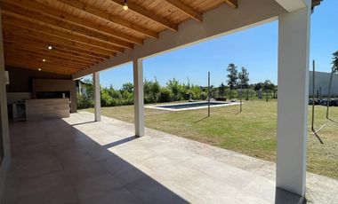 Venta casa con pileta Club de Campo La Colonia