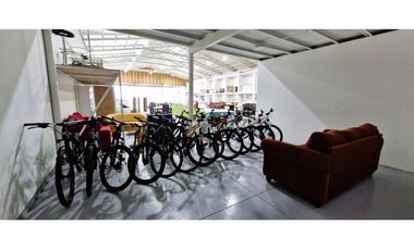 Gran propiedad comercial en Quillota, 800 m2., con 2 dptos., 2 locales y galpón.