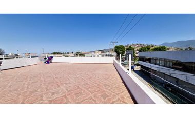 Gran propiedad comercial en Quillota, 800 m2., con 2 dptos., 2 locales y galpón.
