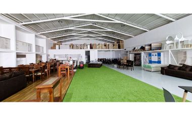 Gran propiedad comercial en Quillota, 800 m2., con 2 dptos., 2 locales y galpón.