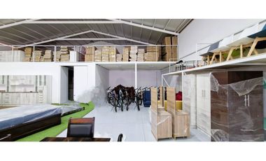 Gran propiedad comercial en Quillota, 800 m2., con 2 dptos., 2 locales y galpón.