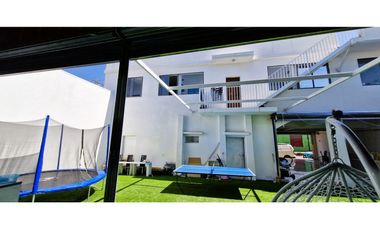 Gran propiedad comercial en Quillota, 800 m2., con 2 dptos., 2 locales y galpón.