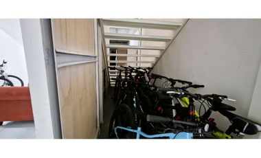 Gran propiedad comercial en Quillota, 800 m2., con 2 dptos., 2 locales y galpón.
