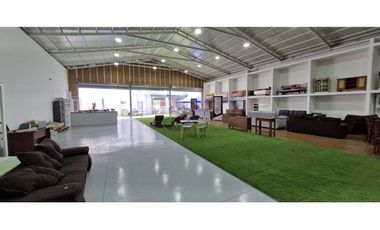 Gran propiedad comercial en Quillota, 800 m2., con 2 dptos., 2 locales y galpón.