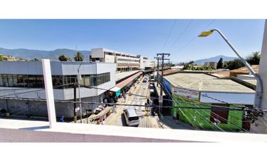 Gran propiedad comercial en Quillota, 800 m2., con 2 dptos., 2 locales y galpón.