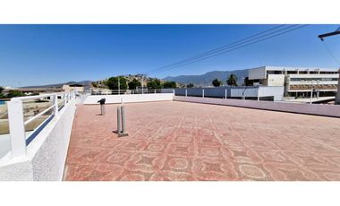 Gran propiedad comercial en Quillota, 800 m2., con 2 dptos., 2 locales y galpón.