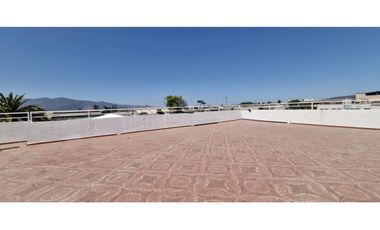 Gran propiedad comercial en Quillota, 800 m2., con 2 dptos., 2 locales y galpón.