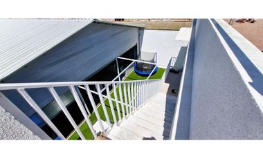 Gran propiedad comercial en Quillota, 800 m2., con 2 dptos., 2 locales y galpón.
