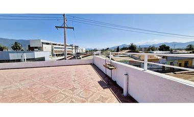 Gran propiedad comercial en Quillota, 800 m2., con 2 dptos., 2 locales y galpón.