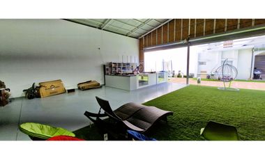 Gran propiedad comercial en Quillota, 800 m2., con 2 dptos., 2 locales y galpón.
