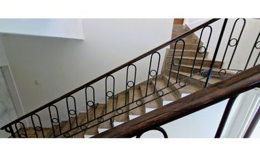 Gran propiedad comercial en Quillota, 800 m2., con 2 dptos., 2 locales y galpón.