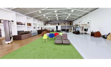 Gran propiedad comercial en Quillota, 800 m2., con 2 dptos., 2 locales y galpón.