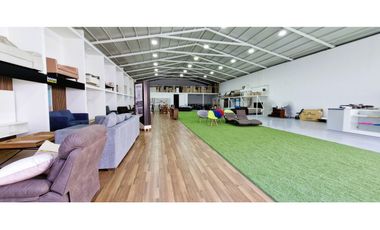 Gran propiedad comercial en Quillota, 800 m2., con 2 dptos., 2 locales y galpón.