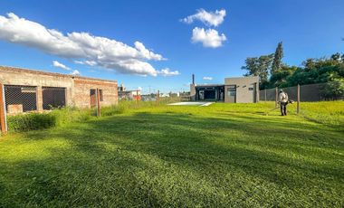 Casa en venta tres dormitorios con amplio jardín en Fincas de Ibarlucea, excelente oportunidad!!