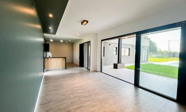 Casa en venta tres dormitorios con amplio jardín en Fincas de Ibarlucea, excelente oportunidad!!