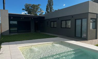 Casa en venta tres dormitorios con amplio jardín en Fincas de Ibarlucea, excelente oportunidad!!