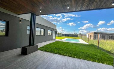 Casa en venta tres dormitorios con amplio jardín en Fincas de Ibarlucea, excelente oportunidad!!