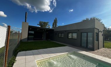 Casa en venta tres dormitorios con amplio jardín en Fincas de Ibarlucea, excelente oportunidad!!